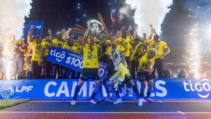 El equipo del CAI celebrando el título del Torneo Clausura 2024.