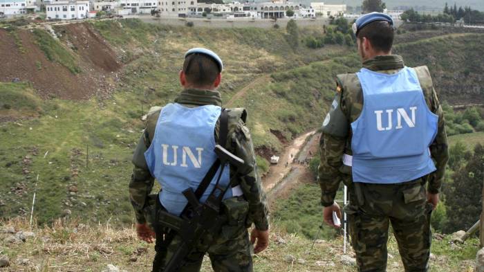 - Cascos azules españoles desplegados en Líbano comenzaron hoy a levantar una alambrada de espino en el sur de Líbano para cerrar un paso de trescientos metros entre Líbano e Israel utilizado por contrabandistas. En la foto, dos soldados españoles observan los trabajos que realizan decenas de militares españoles apoyados por máquinas excavadoras y en presencia de soldados libaneses y algunos cascos azules franceses, para colocar la valla en el límite de la localidad meridional de Ghayar, ocupada por Israel desde la guerra del verano de 2006.