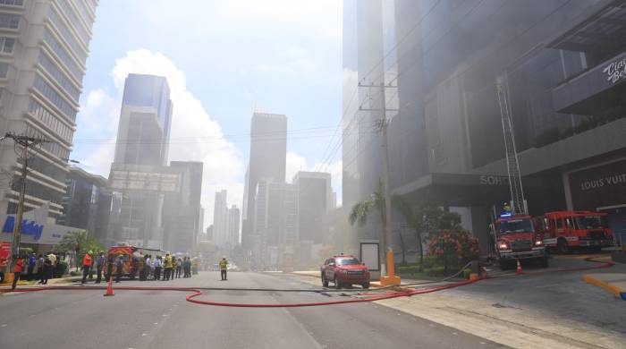 Por el incendio se cierra calle 50 y las otras vías contiguas el centro comercial.