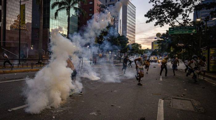 Manifestantes se enfrentan a la Guardia Nacional Bolivariana por los resultados de las elecciones presidenciales este lunes, en Caracas.