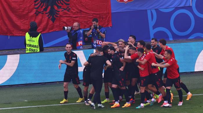 El jugador de Albania Qazim Laci (2-d) logra de cabeza el 0-1 durante el partido del grupo B entre Croacia y Albania en Hambugo, Alemania.