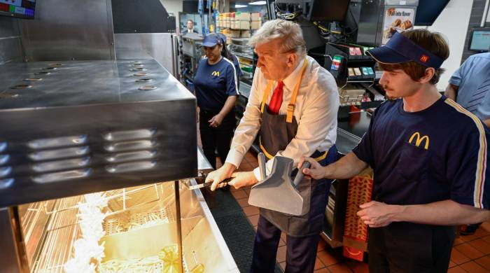 Fotografía tomada de la cuenta en X de Dan Scavino Jr., el asesor de comunicación del candidato republicano a la Casa Blanca, el expresidente (2017-2021) Donald Trump, donde se le ve cocinando papas fritas en un local de McDonald's en Feasterville, Estados Unidos.