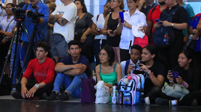 Pasajeros aprecian la danza moderna en el Metro de Panamá