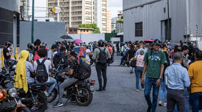Familiares de las personas detenidas durante las protestas esperan en para ingresar al comando zona 7 del Cuerpo Policía Nacional Bolivariana.