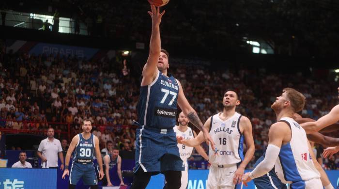 El jugador esloveno Luka Doncic (c) entra a canasta durante el preolímpico que se disputa en El Pireo, Atenas.