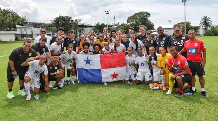 La delegación de la selección femenina de Panamá celebrando el segundo triunfo frente a Costa Rica.