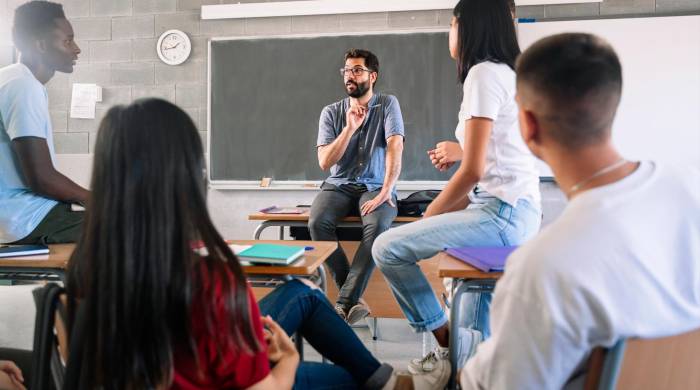 Es necesario Instruir para descifrar los misterios y para conocer los agobios sociales; educar para que la población conozca los caminos que la llevan a su liberación plena.