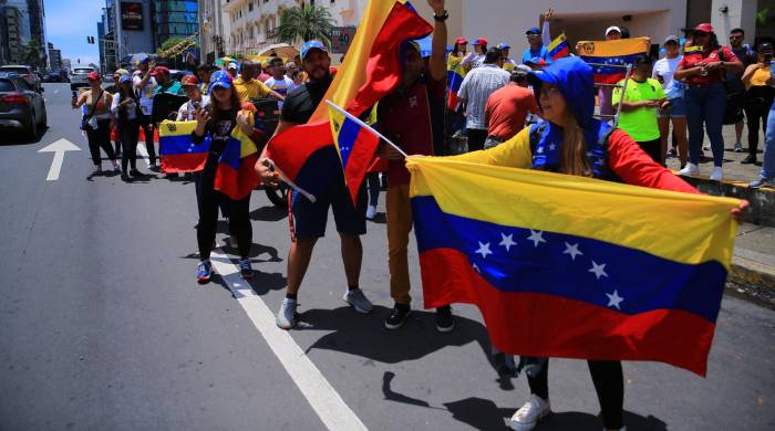 Los venezolanos en Panamá forman fila para votar en la embajada de Venezuela.