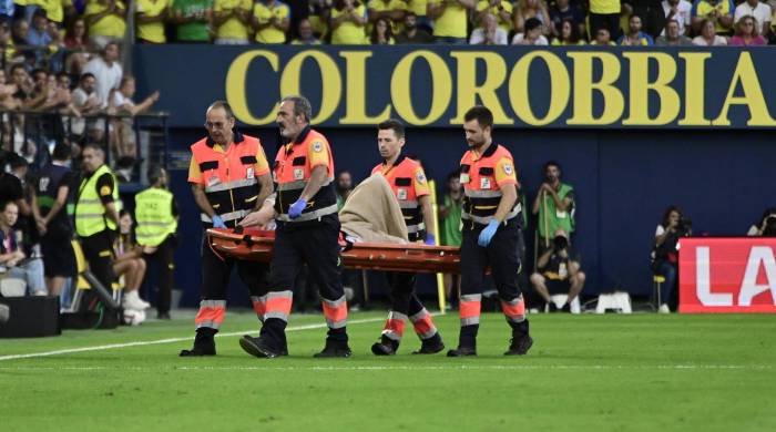 El guardameta alemán del FC Barcelona, Marc-André ter Stegen, es retirado en camilla tras caer lesionado durante el encuentro ante el Villarreal.