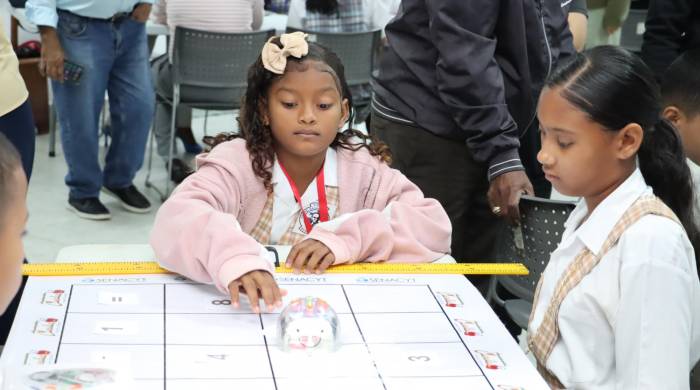 Niñas potencian su aprendizaje a través de la tecnología y el juego.