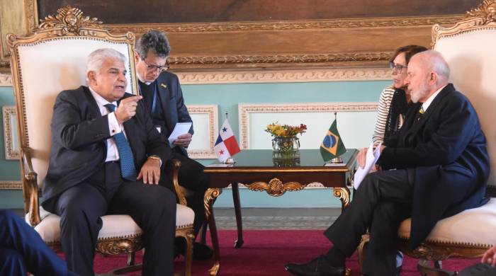 El presidente de Panamá, José Raúl Mulino (izq.), conversa con su homólogo brasileño, Luiz Inácio Lula da Silva.