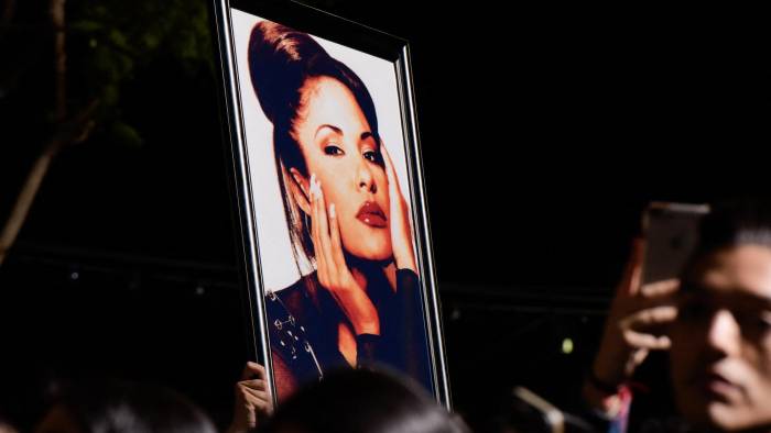 Fans llevan una foto de Selena Quintanilla durante una ceremonia en su honor.