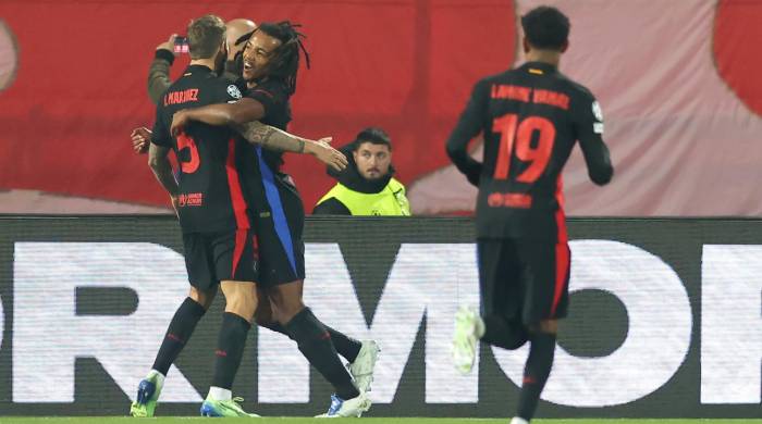 El central del Barcelona Inigo Martinez (I) celebra el 0-1 con su compañero Jules Kounde.