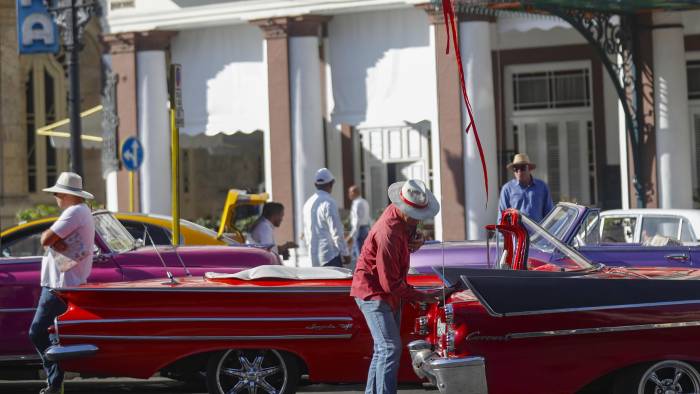 Taxistas esperan clientes en una calle, en La Habana (Cuba), en una fotografía de archivo.