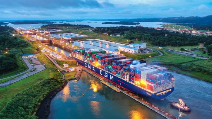 Por el Canal de Panamá pasa el 5 % del comercio mundial, ya que conecta los océanos Atlántico y Pacífico.