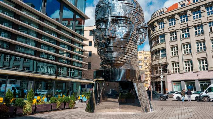 Escultura de la cabeza de Franz Kafka, del artista David Cerny en Praga.