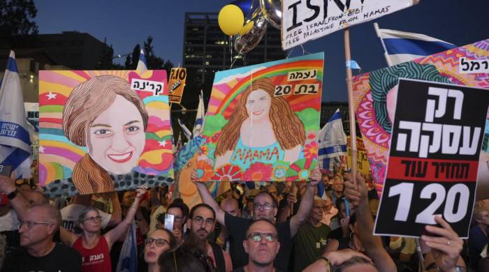 Miles de personas participan en una protesta este sábado contra el Gobierno del primer ministro, Benjamín Netanyahu, en la plaza de la Democracia de Tel Aviv (Israel).