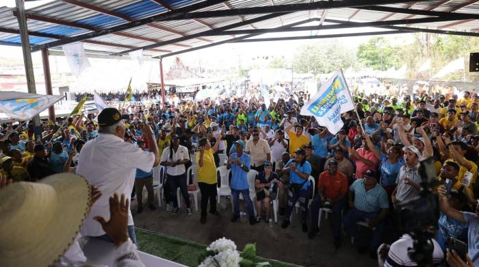 El candidato presidencial por la alianza de los partidos Realizando Metas y Alianza, José Raúl Mulino recorrió este sábado la ciudad de Colón.