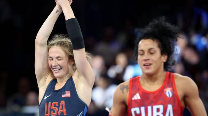 La estadounidense Sarah Ann Hildebrandt celebra su victoria ante la cubana Yusneylis Guzman Lopez.