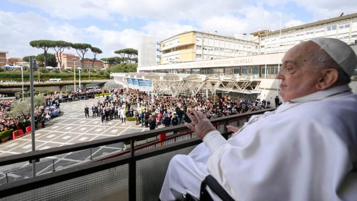 Papa Francisco saluda a sus seguidores tras salir del hospital