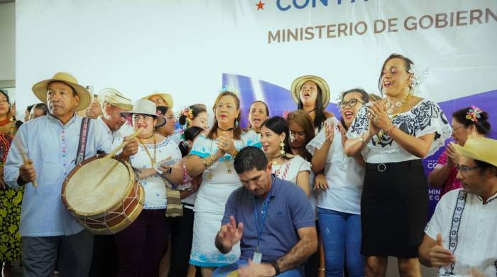 Con diversas actividades se dio inicio a las celebraciones del mes de la patria.