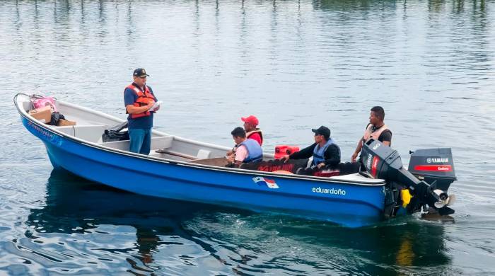 Exhortan a los bañistas a no ingresar a la playa con fuertes oleajes y a los pescadores de con botes artesanales utilizar los chalecos de seguridad.