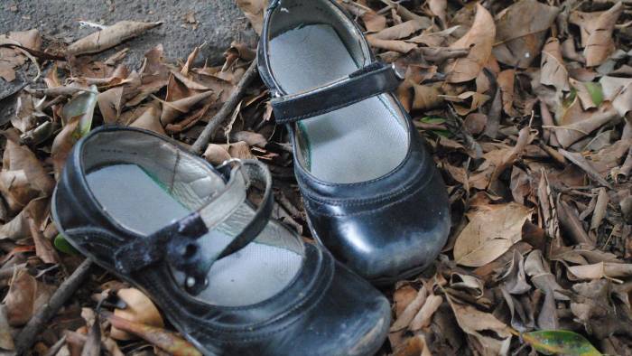 Zapatos de una niña abandonados.