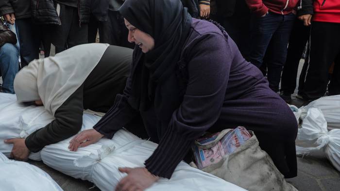 Mujeres palestinas lloran en Deir Al Balah, en el centro de la franja de Gaza