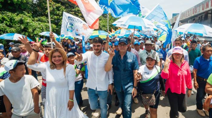 El abanderado presidencial del PP, recibió el respaldo de sus seguidores, quienes le acompañaron en una caminata por la vía principal de Changuinola.