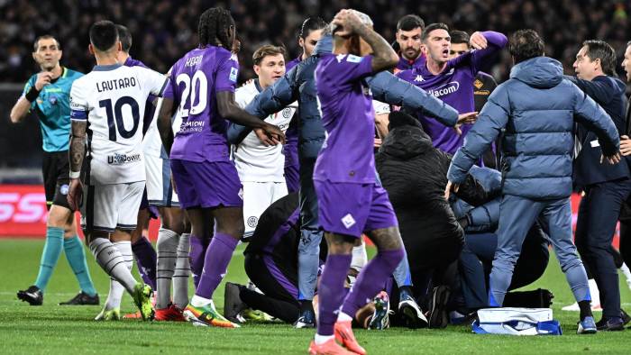 Los jugadores rodean a Edoardo Bove tras desplomarse durante el partido entre la Fiorentina y el Inter Milan.