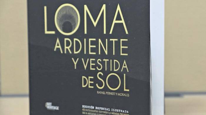 Loma ardiente y vestida de sol, se presenta en una edición de tapa dura, y 260 páginas de papel satinado.