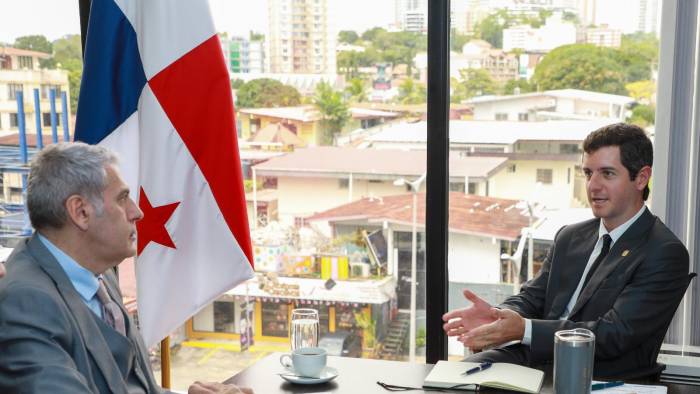 El viceministro de Comercio Exterior, Carlos Arturo Hoyos (derecha) y el embajador griego en Panamá, Efthymios Efthymiades (izquierda) se reunidos.