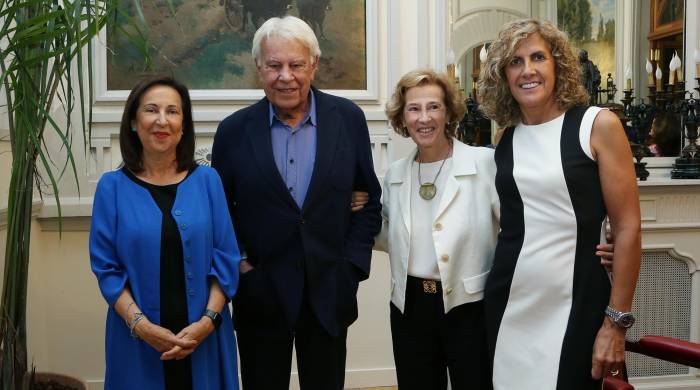 La ministra de Defensa, Margarita Robles; el expresidente Felipe González, la escritora Julia Navarro y la CEO de Penguin Random House, Núria Cabutí, durante la presentación de la nueva novela de Julia Navarro ‘El niño que perdió la Guerra’