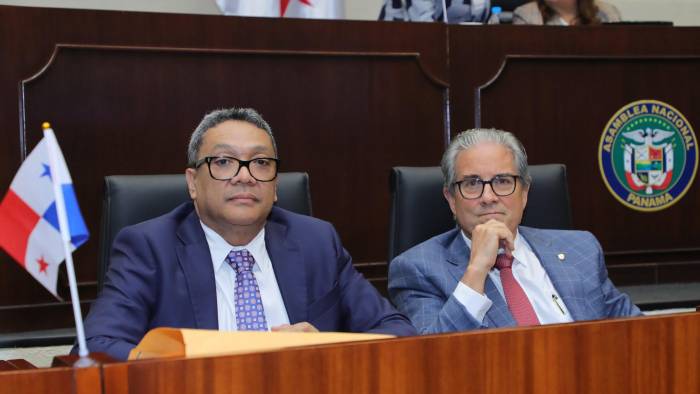 El ministro de Salud, Fernando Boyd Galindo (Der.), y el director de la CSS, Dino Mon, asisten al pleno para el debate de las reformas.