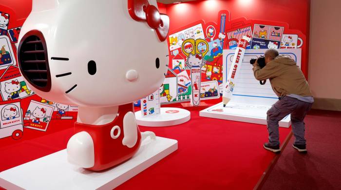 La exposición, llamada ‘Cuando cambio yo, cambia Kitty’, compila la mayor variedad de artículos de Hello Kitty jamás exhibida.