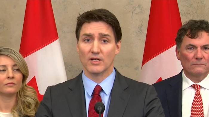 El primer ministro canadiense, Justin Trudeau (c), hablando ante los medios de comunicación, en Ottawa, sobre el anuncio de represalia arancelarias.