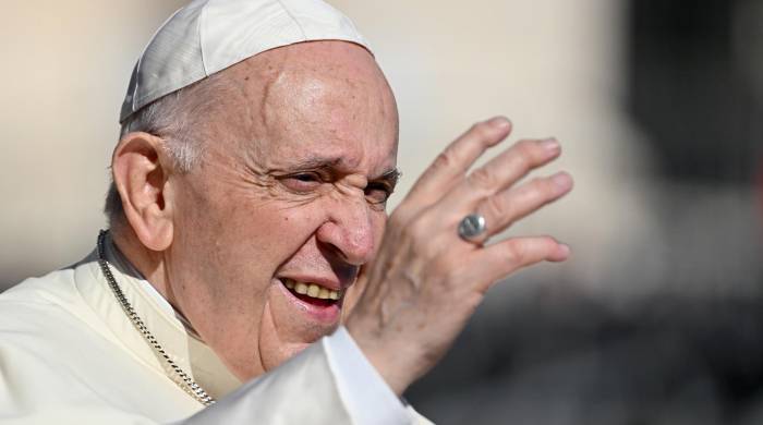 El papa Francisco saluda a los fieles este miércoles a su llegada para dirigir la audiencia general semanal en la Plaza de San Pedro en el Vaticano.