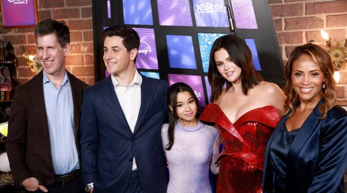 Craig Erwich, presidente de Disney Television Group, Hulu Originals y ABC Entertainment, David Henrie, Janice LeAnn Brown, Selena Gomez y Ayo Davis, presidenta de Disney Branded Television, asisten al estreno mundial de “Wizards Beyond Waverly Place” de Disney.