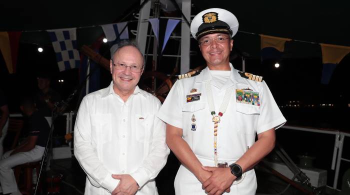Embajador de Colombia en Panamá, Mauricio Baquero Pardo, y Comandante del Buque, Gustavo Gutiérrez