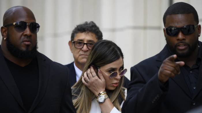 Emma Coronel Aispuro, esposa de Joaquín “El Chapo” Guzmán, sale de la Corte Federal de Brooklyn el 17 de julio de 2019, después de la sentencia del narcotraficante mexicano Joaquín “El Chapo” Guzmán, en la ciudad de Nueva York.