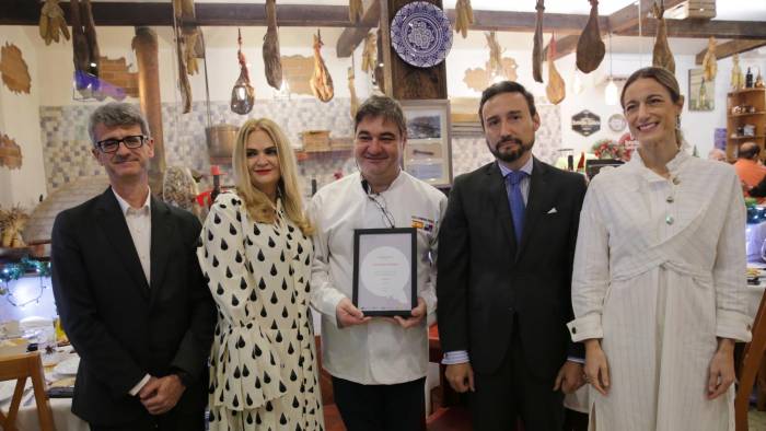 La Embajada de España entrega reconocimiento al chef Alejandro, del restaurante Casa Alejandro.