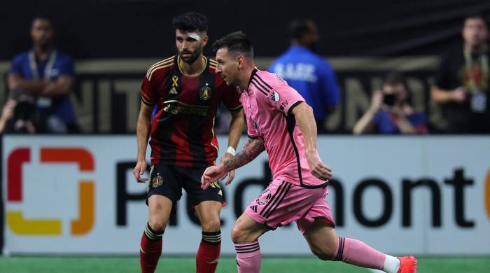 Lionel Messi (d.) durante el enfrenamiento contra el Atlanta United.