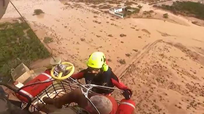 Las inundaciones tienen a decenas de personas atrapadas.