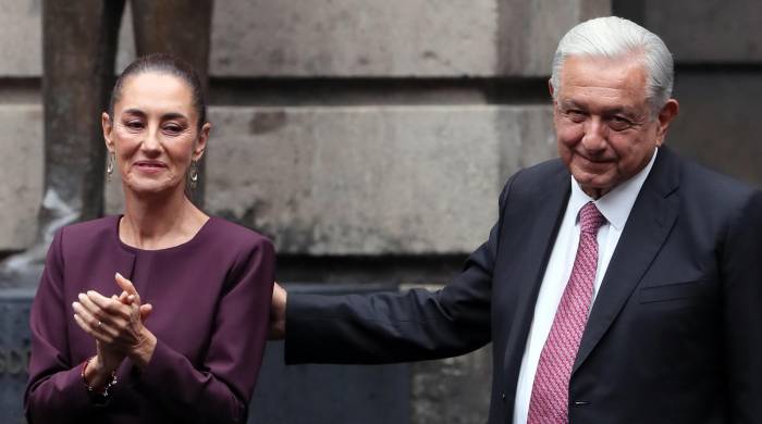 El presidente de México, Andrés Manuel López Obrador (d) y la presidenta electa, Claudia Sheinbaum participan durante un acto protocolario en la Secretaria de Educación Pública de Ciudad de México.