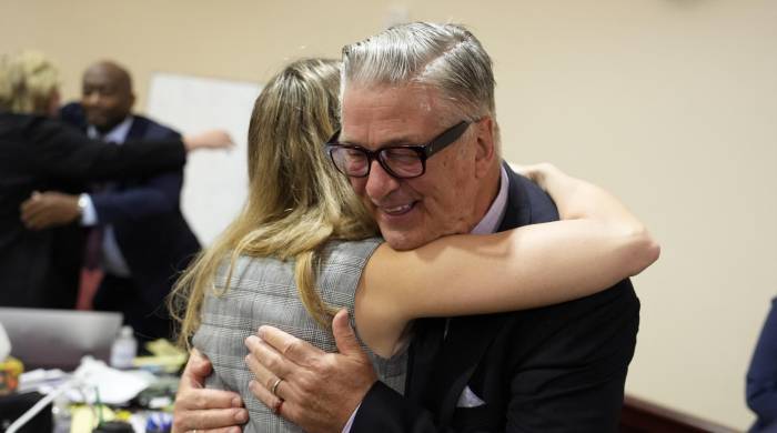 El actor estadounidense Alec Baldwin abraza a un miembro de su equipo legal al concluir su juicio por homicidio involuntario en el Tribunal de Distrito del Condado de Santa Fe en Santa Fe, Nuevo México, el 12 de julio de 2024.