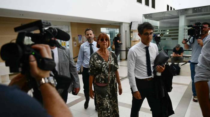 La víctima Gisele P., flanqueada por su abogado Stéphane Babonneau, llega al tribunal durante el juicio de su marido, acusado de drogarla e invitar a desconocidos a violarla en su casa