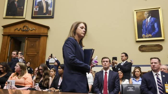 La directora del Servicio Secreto de los Estados Unidos, Kimberly Cheatle (c), llega a una audiencia del Comité de Supervisión y Responsabilidad de la Cámara de Representantes de Estados Unidos en Capitol Hill en Washington, D. C.