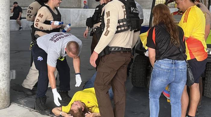 Una mujer es atendida luego de sufrir un desmayo en el estadio Hard Rock previo al partido final entre Argentina y Colombia de la Copa América.