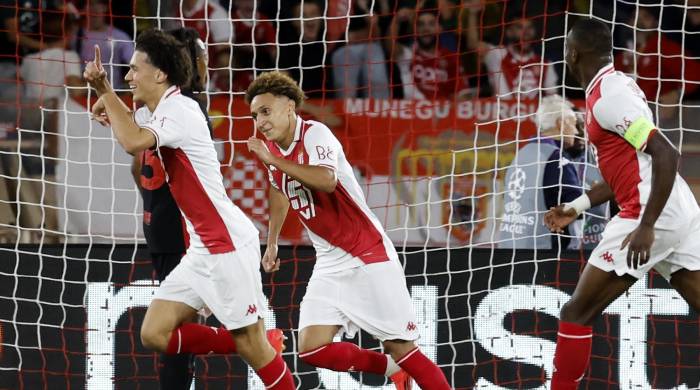 El jugador del Mónaco Maghnes Akliouche celebra el 1-0 durante el partido de la UEFA Champions League que han jugado AS Monaco y Barcelona en Monaco.