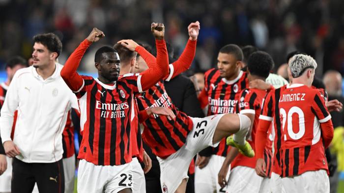 Los jugadores del Milan celebran su victoria en la Supercopa de Italia ante el Inter de Milán.